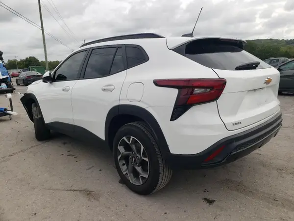 KL77LHE2XRC215585 2024 CHEVROLET TRAX - Image 2