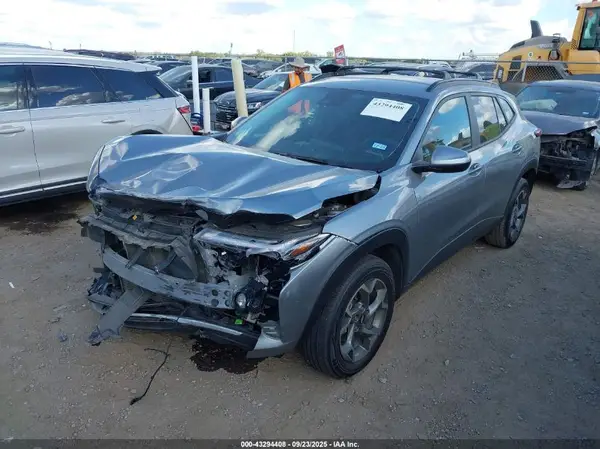 KL77LHE2XRC223041 2024 CHEVROLET TRAX - Image 2