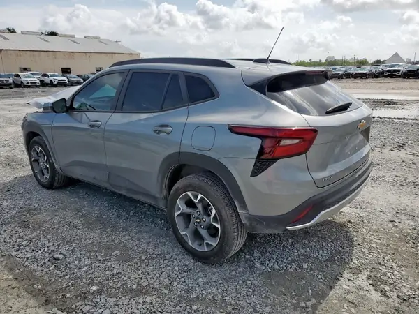 KL77LHE2XRC224223 2024 CHEVROLET TRAX - Image 2