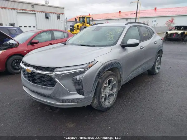 KL77LHE2XSC122281 2025 CHEVROLET TRAX - Image 2