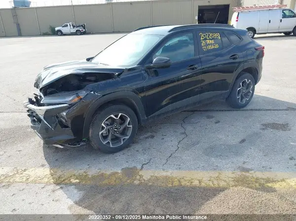 KL77LHE2XSC125620 2025 CHEVROLET TRAX - Image 2