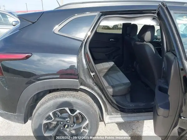 KL77LHE2XSC125620 2025 CHEVROLET TRAX - Image 8