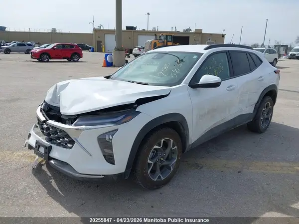 KL77LHE2XSC318575 2025 CHEVROLET TRAX - Image 2