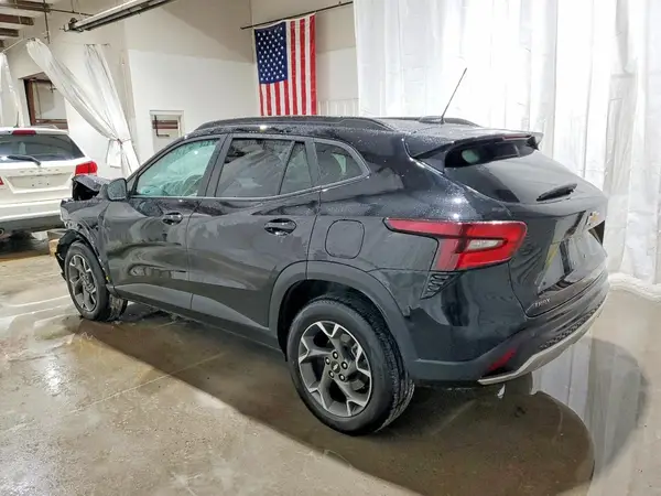 KL77LHEP0SC009578 2025 CHEVROLET TRAX - Image 2
