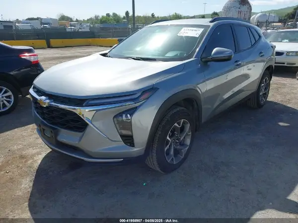KL77LHEP0SC020807 2025 CHEVROLET TRAX - Image 2