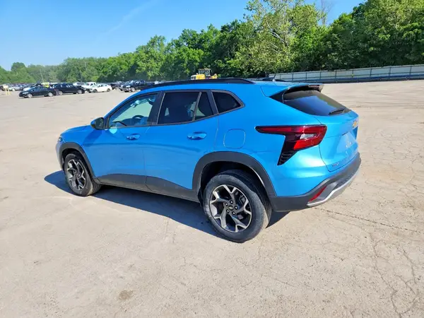 KL77LHEP0SC024615 2025 CHEVROLET TRAX - Image 2