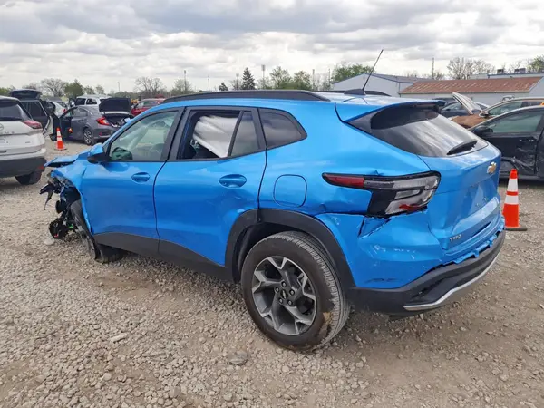 KL77LHEP0SC034402 2025 CHEVROLET TRAX - Image 2