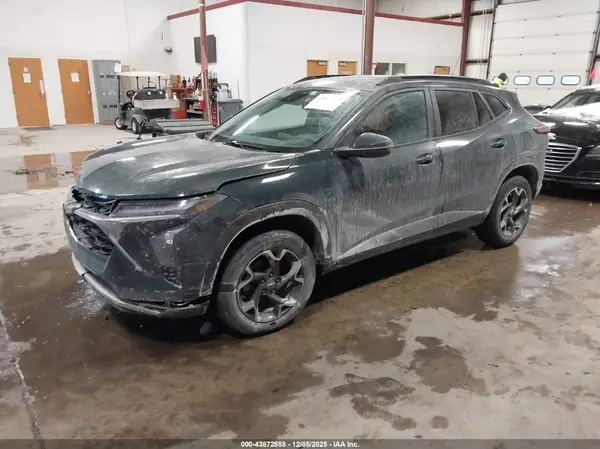 KL77LHEP0SC042449 2025 CHEVROLET TRAX - Image 2