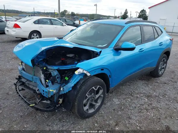 KL77LHEP0SC047585 2025 CHEVROLET TRAX - Image 2