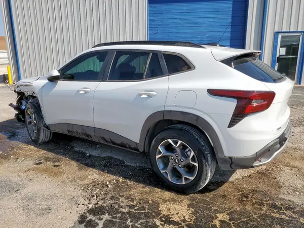 KL77LHEP0SC056027 2025 CHEVROLET TRAX - Image 2