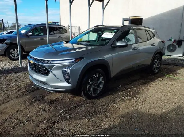 KL77LHEP0SC077413 2025 CHEVROLET TRAX - Image 2