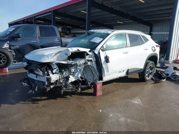 KL77LHEP0SC083406 2025 CHEVROLET TRAX - Image 2