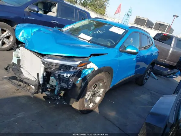KL77LHEP0SC090145 2025 CHEVROLET TRAX - Image 2