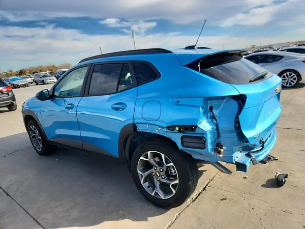 KL77LHEP0SC090341 2025 CHEVROLET TRAX - Image 2