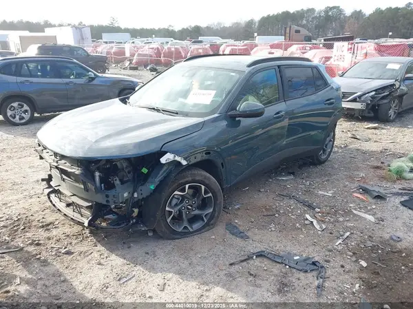 KL77LHEP0SC099654 2025 CHEVROLET TRAX - Image 2