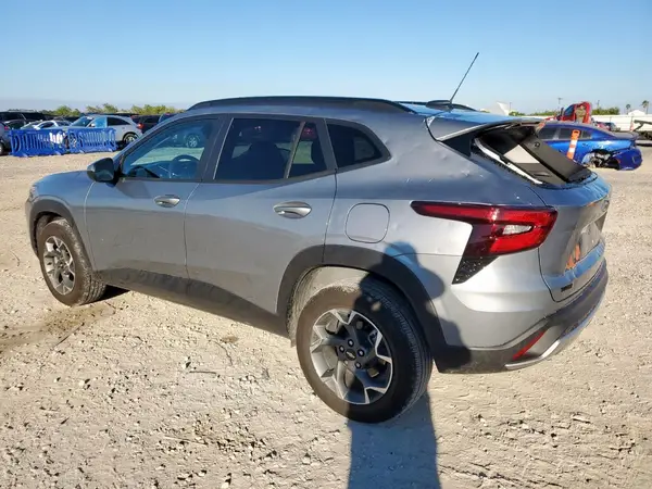 KL77LHEP0SC102052 2025 CHEVROLET TRAX - Image 2