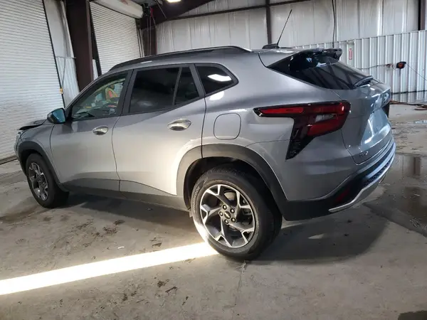 KL77LHEP0SC141045 2025 CHEVROLET TRAX - Image 2