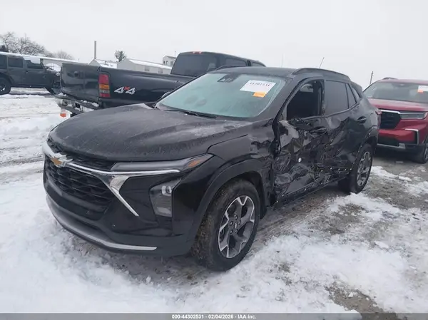KL77LHEP0SC153647 2025 CHEVROLET TRAX - Image 2