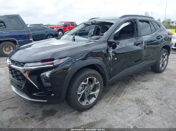 KL77LHEP0SC167581 2025 CHEVROLET TRAX - Image 2