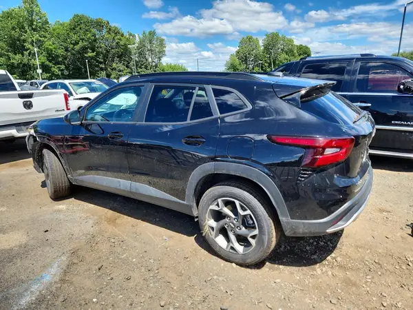 KL77LHEP0SC180007 2025 CHEVROLET TRAX - Image 2