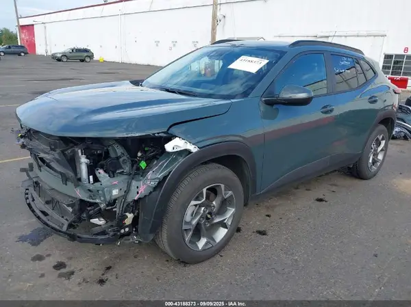 KL77LHEP0SC183375 2025 CHEVROLET TRAX - Image 2