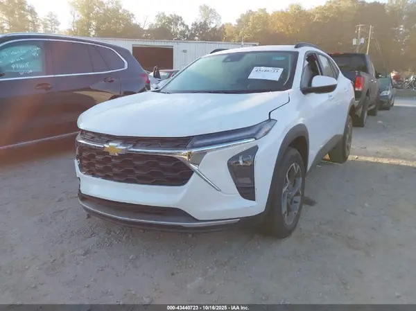 KL77LHEP0SC185174 2025 CHEVROLET TRAX - Image 2