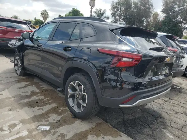 KL77LHEP0SC186065 2025 CHEVROLET TRAX - Image 2
