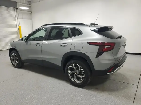 KL77LHEP0SC186261 2025 CHEVROLET TRAX - Image 2