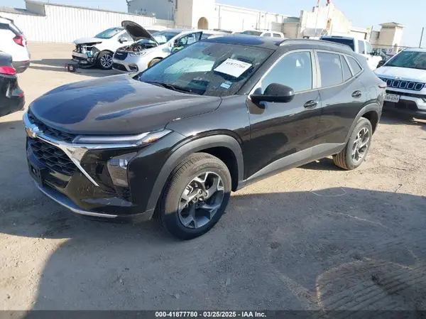 KL77LHEP0SC196451 2025 CHEVROLET TRAX - Image 2