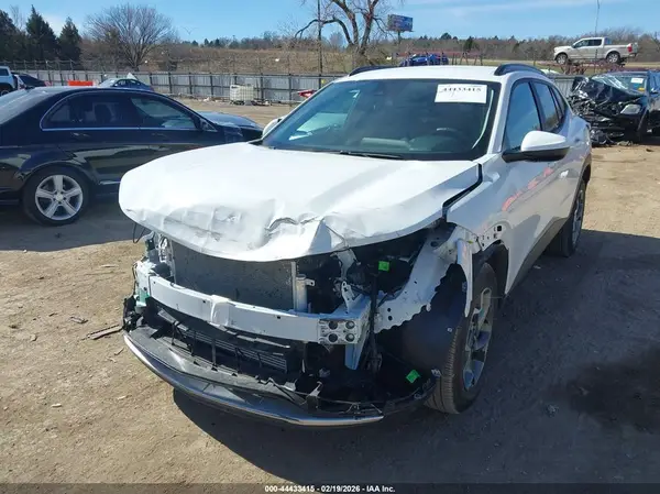 KL77LHEP0SC204077 2025 CHEVROLET TRAX - Image 2