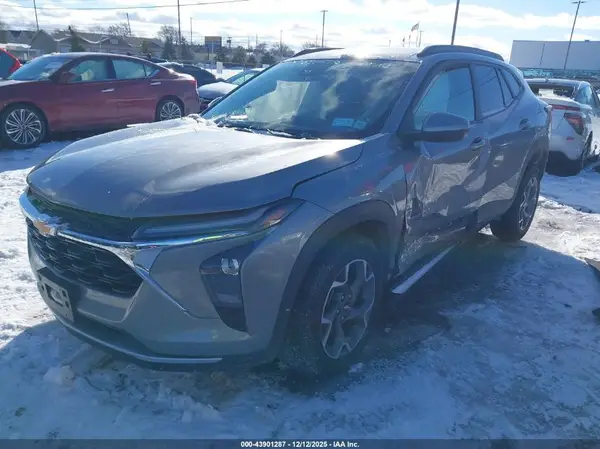 KL77LHEP0SC220215 2025 CHEVROLET TRAX - Image 2