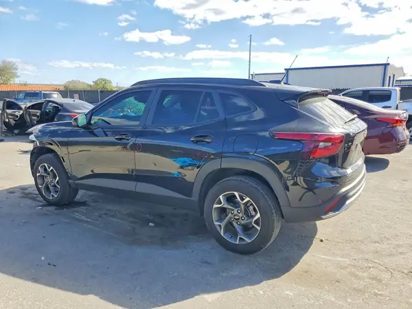 KL77LHEP0SC228282 2025 CHEVROLET TRAX - Image 2