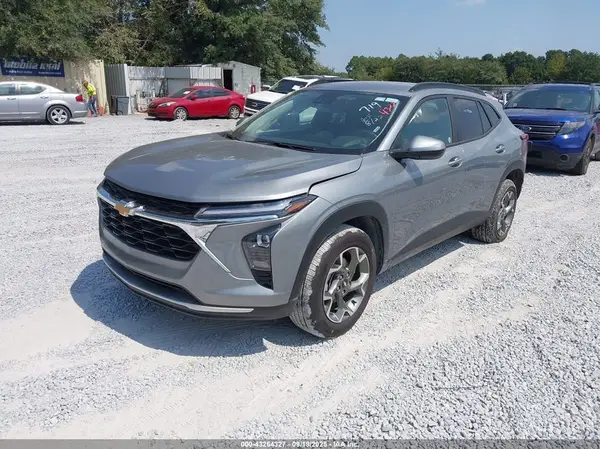KL77LHEP0SC232333 2025 CHEVROLET TRAX - Image 2