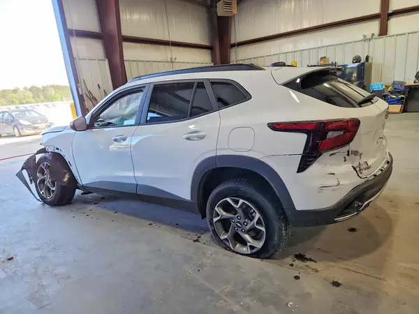 KL77LHEP0SC233580 2025 CHEVROLET TRAX - Image 2