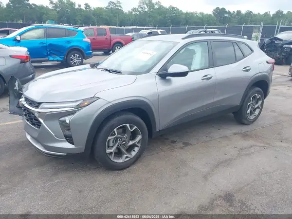 KL77LHEP0SC250668 2025 CHEVROLET TRAX - Image 2