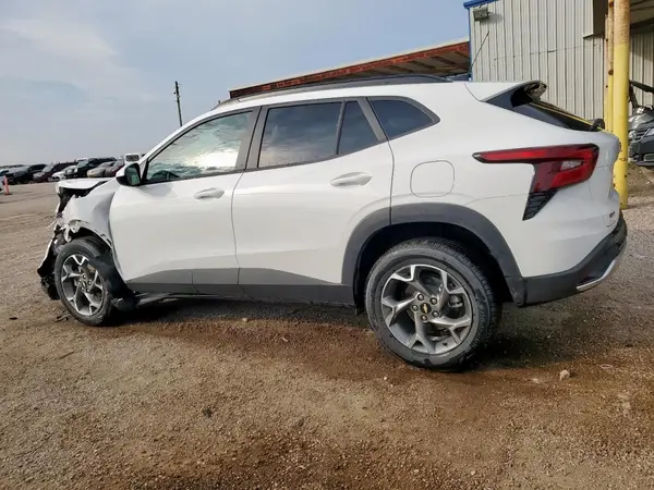 KL77LHEP0SC256602 2025 CHEVROLET TRAX - Image 2