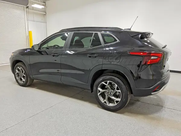 KL77LHEP0SC267230 2025 CHEVROLET TRAX - Image 2