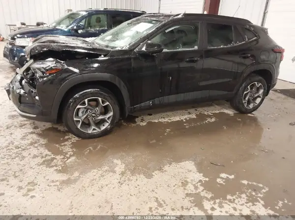 KL77LHEP0SC268393 2025 CHEVROLET TRAX - Image 2