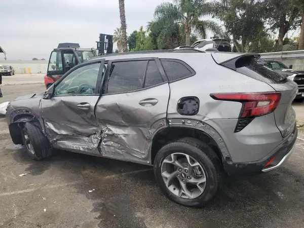 KL77LHEP0SC274887 2025 CHEVROLET TRAX - Image 2
