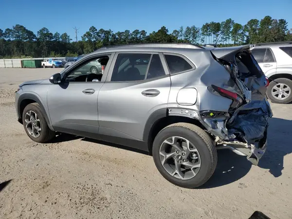 KL77LHEP0SC281841 2025 CHEVROLET TRAX - Image 2