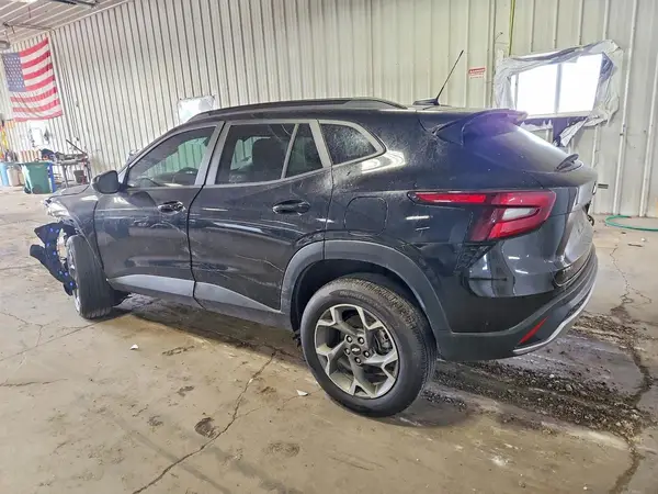 KL77LHEP0SC283086 2025 CHEVROLET TRAX - Image 2