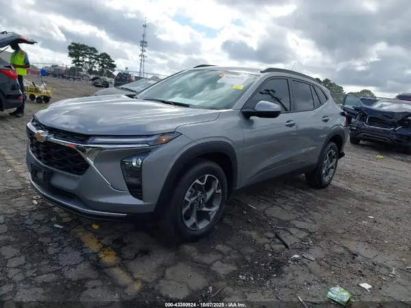 KL77LHEP0SC307838 2025 CHEVROLET TRAX - Image 2