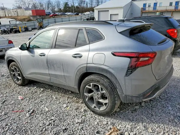 KL77LHEP0SC318239 2025 CHEVROLET TRAX - Image 2