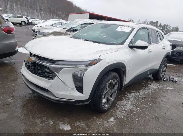 KL77LHEP0SC322159 2025 CHEVROLET TRAX - Image 2