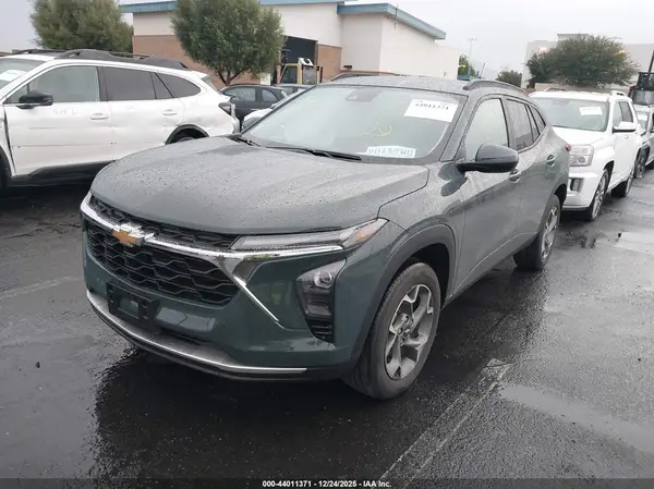 KL77LHEP0SC323876 2025 CHEVROLET TRAX - Image 2