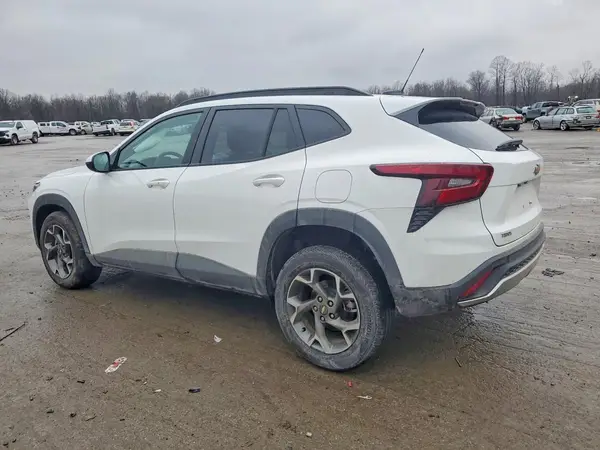 KL77LHEP0SC339334 2025 CHEVROLET TRAX - Image 2