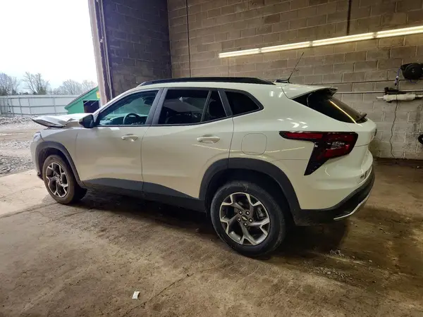 KL77LHEP0TC033235 2026 CHEVROLET TRAX - Image 2