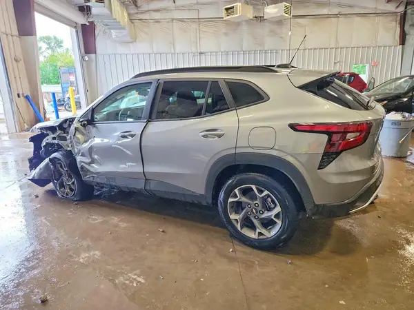 KL77LHEP0TC095184 2026 CHEVROLET TRAX - Image 2