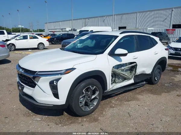 KL77LHEP1SC001764 2025 CHEVROLET TRAX - Image 2