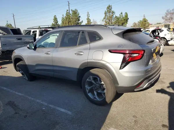 KL77LHEP1SC020699 2025 CHEVROLET TRAX - Image 2